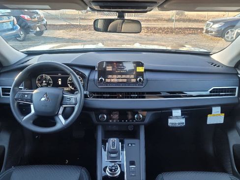New 2024 Mitsubishi Outlander ES image 5