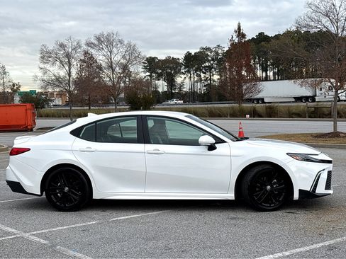 Used 2025 Toyota Camry SE w/ Multimedia Upgrade Package image 22