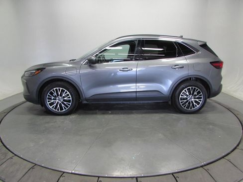 Used 2023 Ford Escape SE w/ PHEV Premium Package image 4