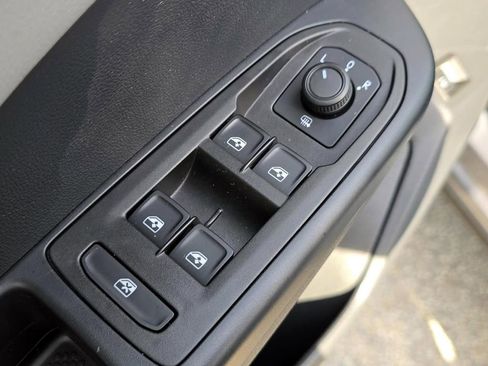 Used 2024 Volkswagen Taos SEL image 32