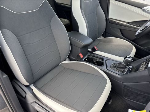 New 2026 Volkswagen Taos SE FWD image 7