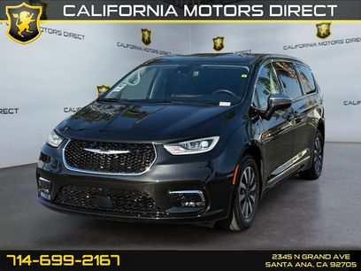 Used 2022 Chrysler Pacifica Limited w/ Uconnect Theater Family Group