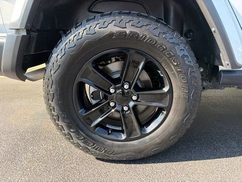 Used 2023 Jeep Wrangler Unlimited Sahara AWD/4WD image 10