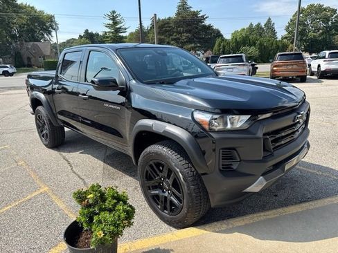 Used 2024 Chevrolet Colorado Trail Boss w/ Advanced Trailering Package AWD/4WD image 2