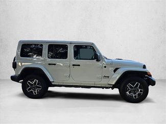 Used 2025 Jeep Wrangler Unlimited Sahara AWD/4WD video 4