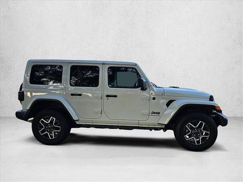 Used 2025 Jeep Wrangler Unlimited Sahara AWD/4WD image 4