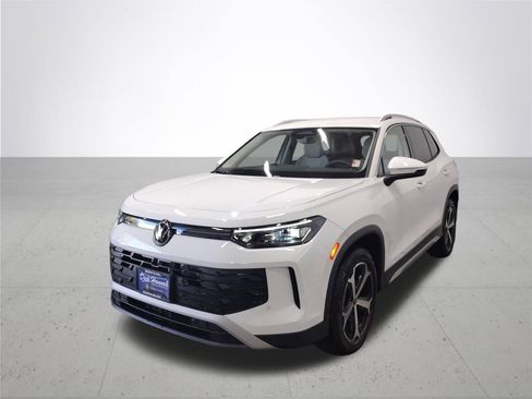 New 2025 Volkswagen Tiguan SE image 2