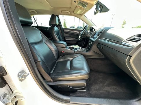 Used 2018 Chrysler 300 Touring L RWD image 17