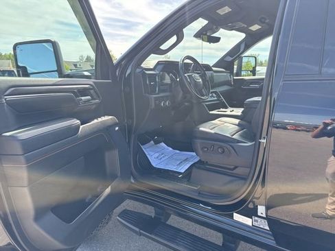 Used 2024 GMC Sierra 2500 AT4 w/ Technology Package AWD/4WD image 10