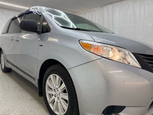 Used 2017 Toyota Sienna LE image 37