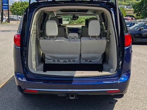 Used 2017 Chrysler Pacifica Limited w/ UConnect Theater Package FWD image 59