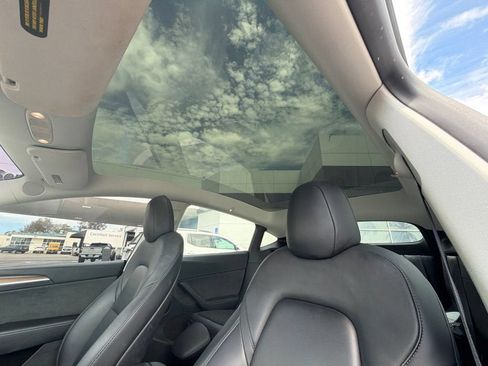 Used 2022 Tesla Model Y Long Range AWD/4WD image 16