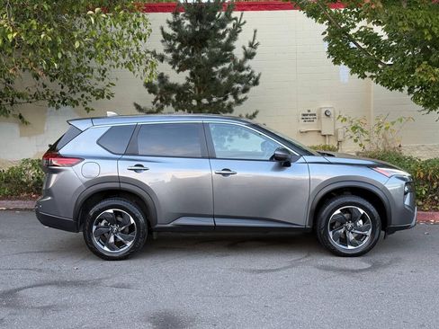 Used 2024 Nissan Rogue SV AWD/4WD image 4