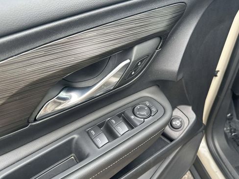 Used 2023 GMC Terrain SLE w/ Driver Convenience Package image 18