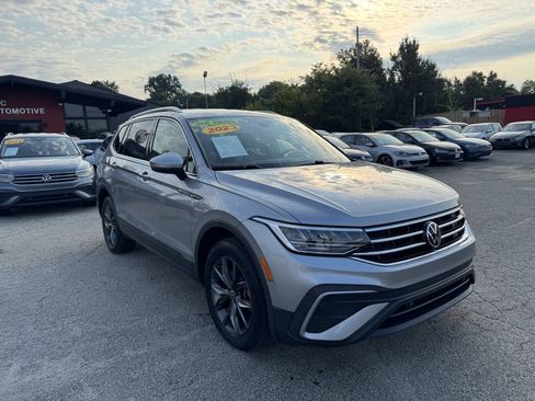 Used 2023 Volkswagen Tiguan SE FWD image 3