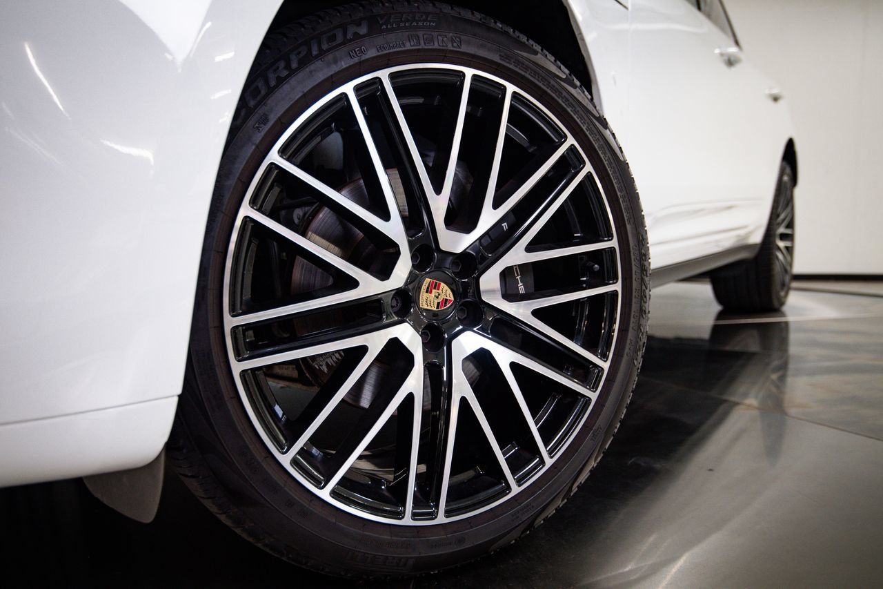 Certified 2023 Porsche Macan AWD/4WD image 12