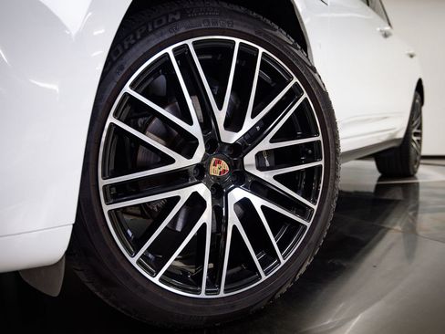 Certified 2023 Porsche Macan AWD/4WD image 12
