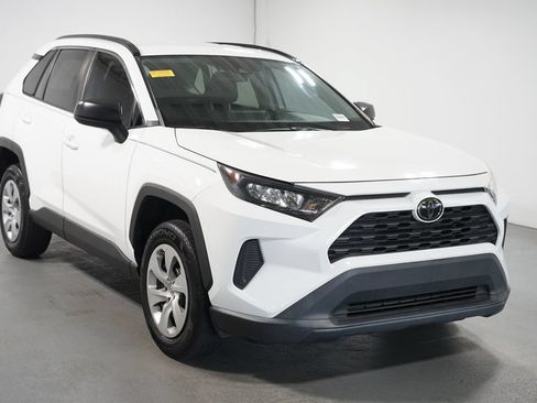 Used 2021 Toyota RAV4 LE FWD image 3