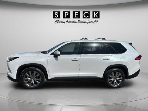Used 2024 Toyota Grand Highlander AWD image 2