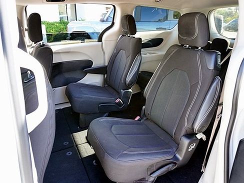 Used 2022 Chrysler Voyager LX image 16