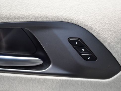 Used 2023 Chrysler Pacifica Touring-L image 36