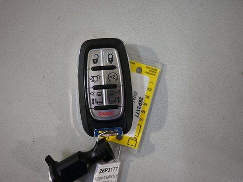 Used 2024 Chrysler Pacifica Touring-L FWD image 9