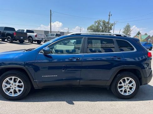 Used 2018 Jeep Cherokee Latitude AWD/4WD image 6