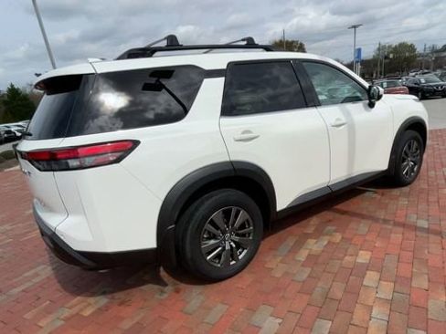 Used 2022 Nissan Pathfinder SV image 9