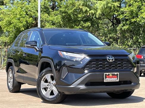 Used 2024 Toyota RAV4 XLE AWD/4WD image 2