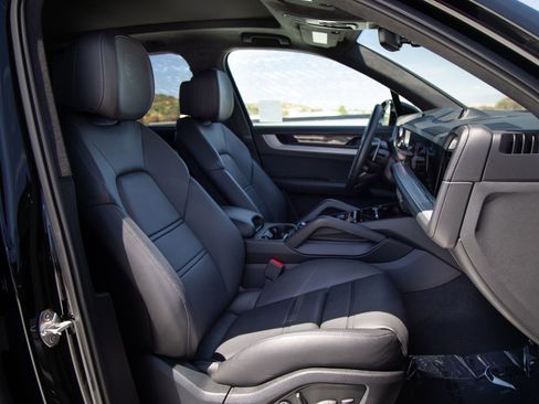 Certified 2024 Porsche Cayenne Turbo AWD/4WD image 26