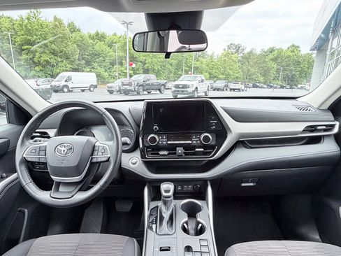 Used 2025 Toyota Highlander LE FWD image 11