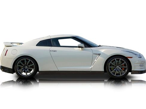 Used 2016 Nissan GT-R Premium AWD/4WD image 2