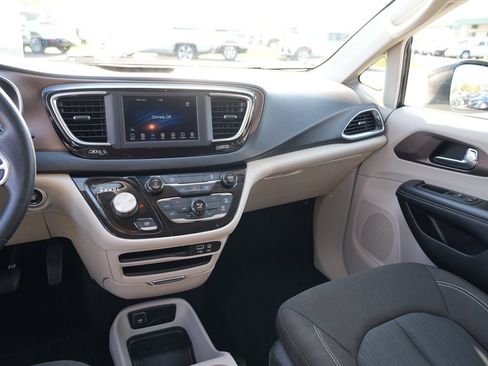 Used 2020 Chrysler Voyager L FWD image 19