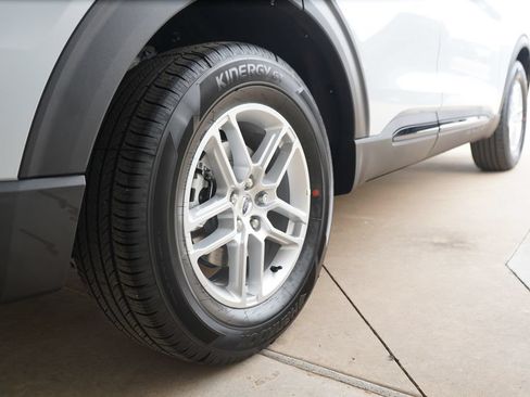 New 2026 Ford Explorer Active RWD image 9