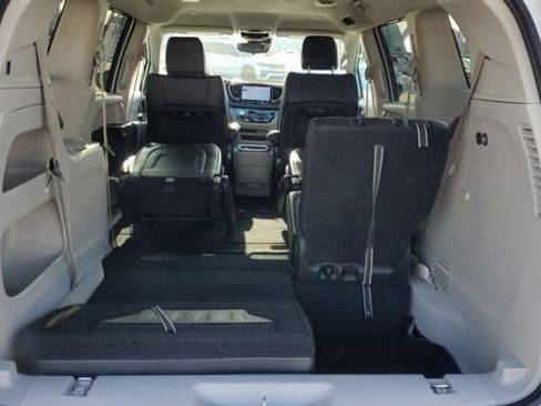 Certified 2024 Chrysler Pacifica Touring-L image 28