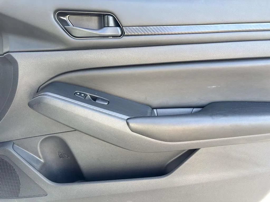 Used 2025 Nissan Altima 2.5 S FWD image 21