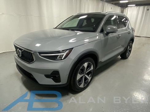 Used 2025 Volvo XC40 B5 Plus image 1