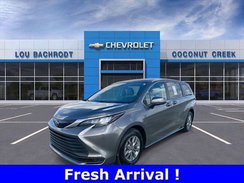 Used 2024 Toyota Sienna LE image 4