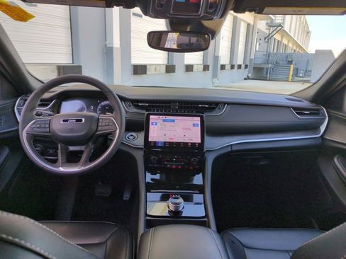 Used 2024 Jeep Grand Cherokee Limited w/ Black Appearance Package image 18