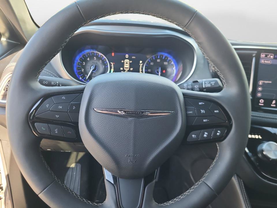 Used 2025 Chrysler Pacifica Limited FWD image 13