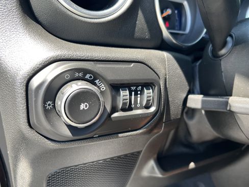 Used 2021 Jeep Wrangler Unlimited Sahara AWD/4WD image 32