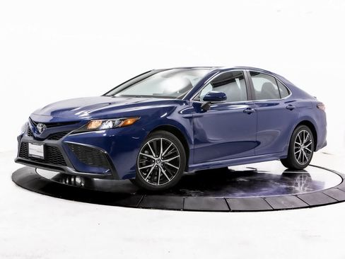 Used 2023 Toyota Camry SE image 1