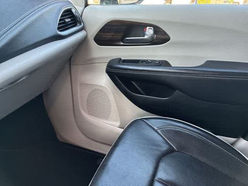 Used 2023 Chrysler Pacifica Limited FWD image 33