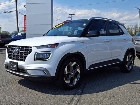 Used 2022 Hyundai Venue Limited w/ Cargo Package FWD image 3