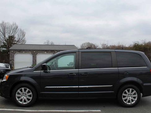 Used 2014 Chrysler Town & Country Touring image 10