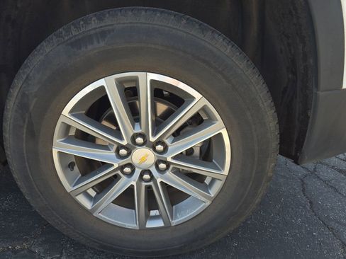 Used 2023 Chevrolet Traverse LT FWD image 6