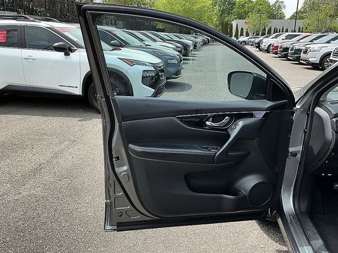 Used 2017 Nissan Rogue Sport SL image 11