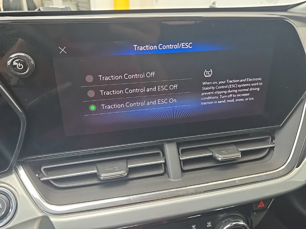 Certified 2025 Chevrolet Trax LT FWD image 21