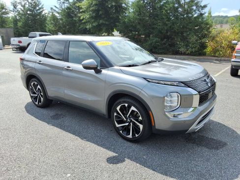 Used 2022 Mitsubishi Outlander SE AWD/4WD image 3