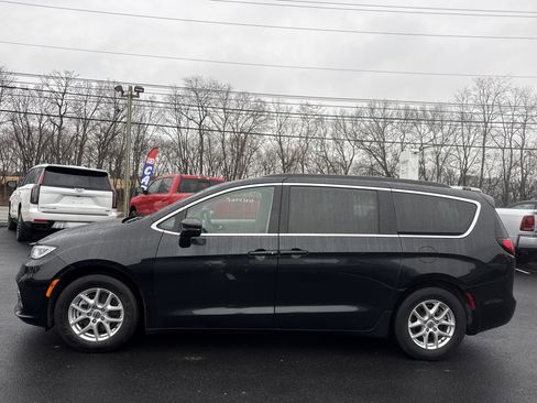 Used 2022 Chrysler Pacifica Touring-L image 5